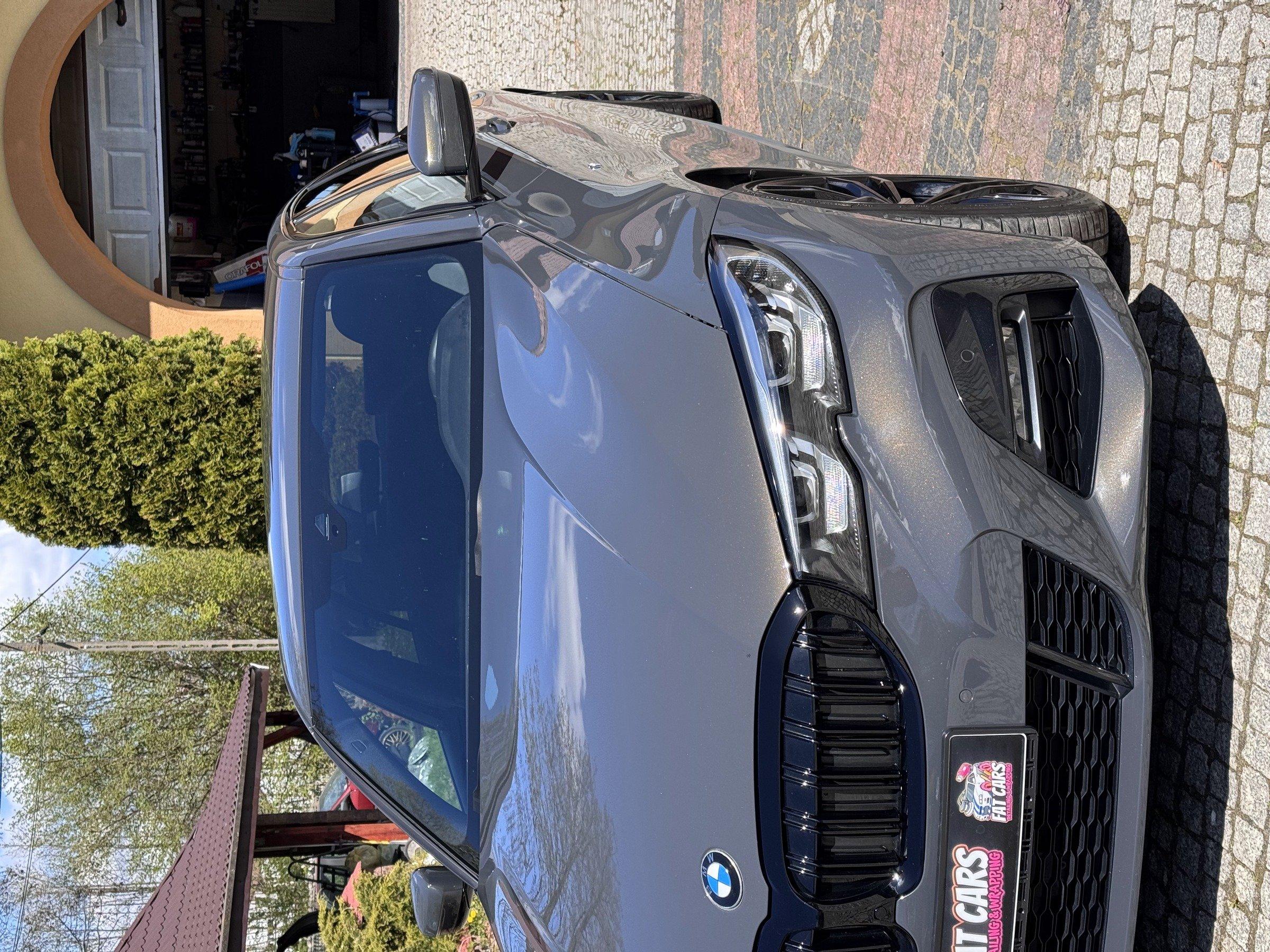 BMW serii 3 w trakcie korekty lakieru, trzecie ujęcie