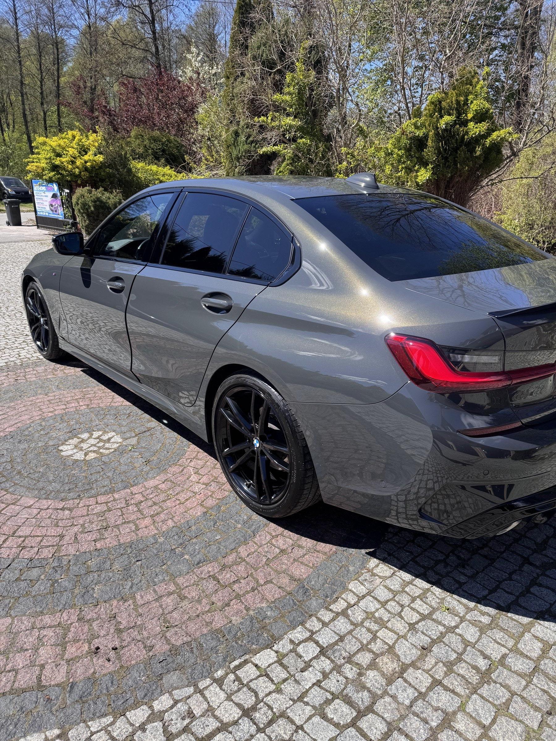 BMW serii 3 w trakcie korekty lakieru — widoczny odzyskany połysk