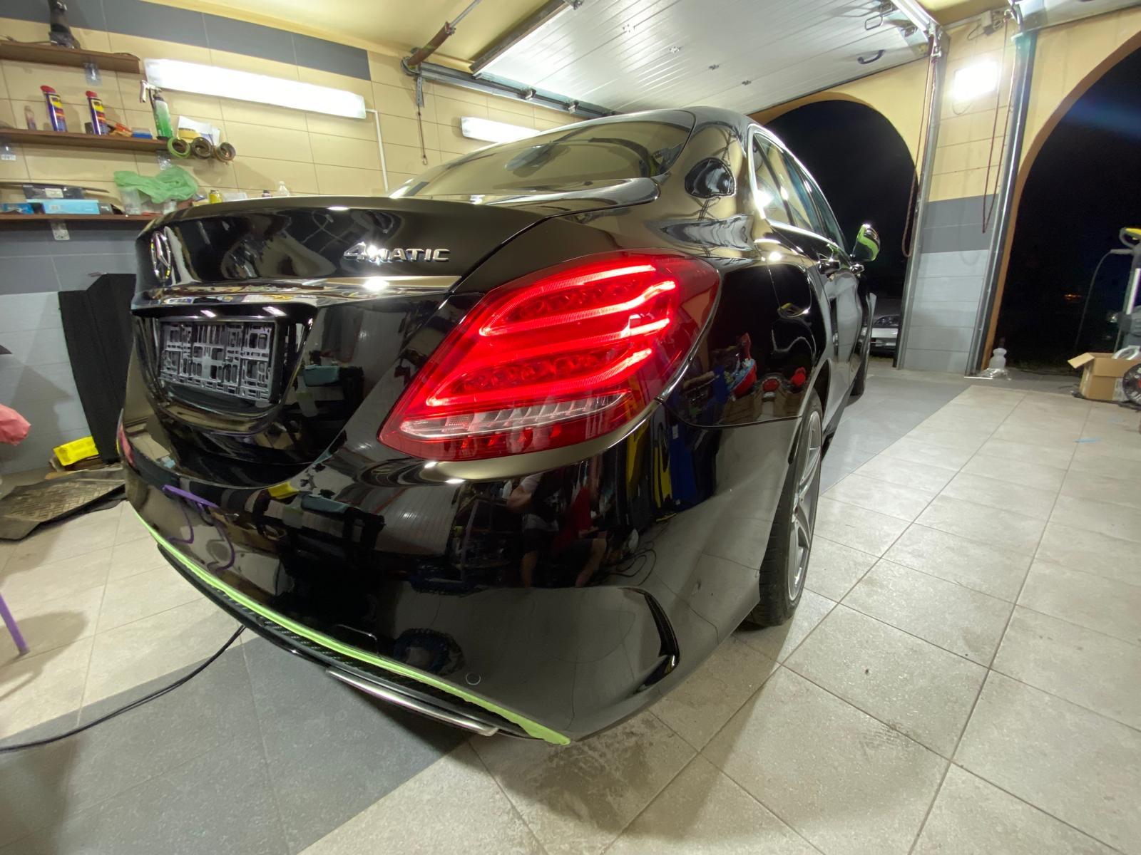 Mercedes podczas polerowania i korekty lakieru