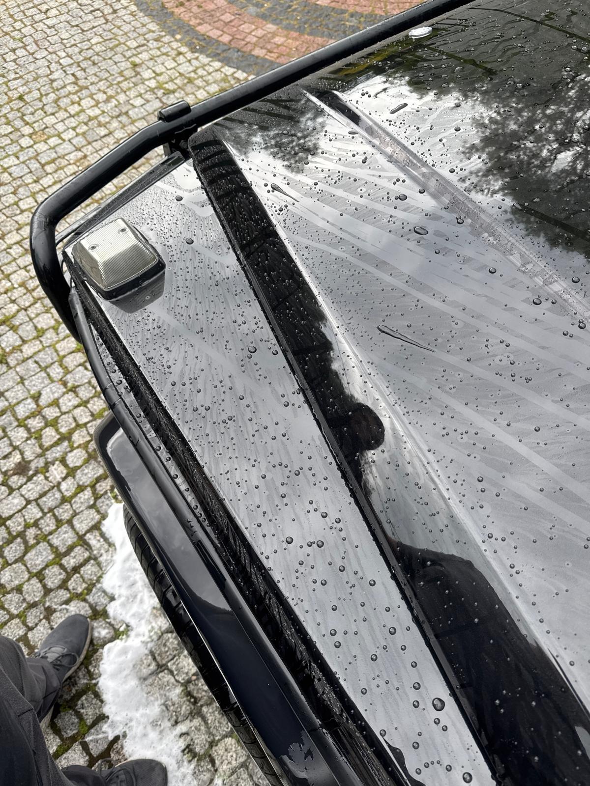 Krople wody perlące się na lakierze zabezpieczonym powłoką ochronną