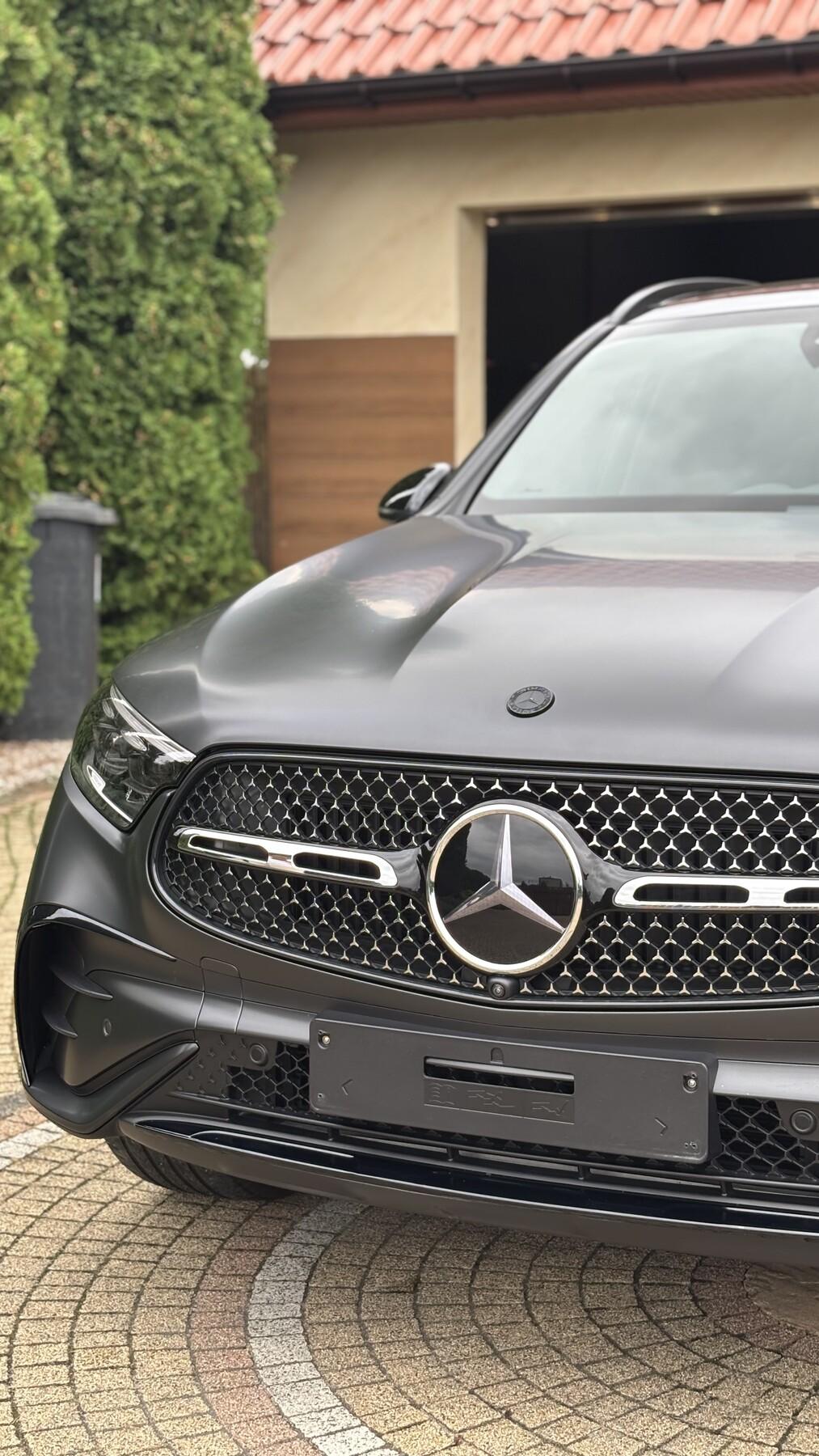 Przód Mercedesa GLC zabezpieczonego matową folią PPF