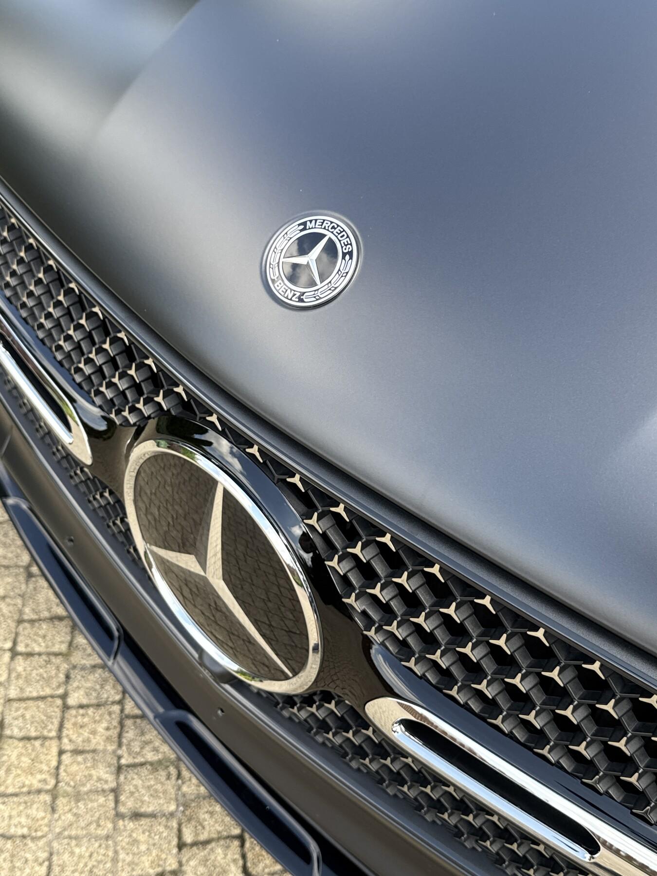 Detal matowego wykończenia folii PPF na Mercedesie GLC