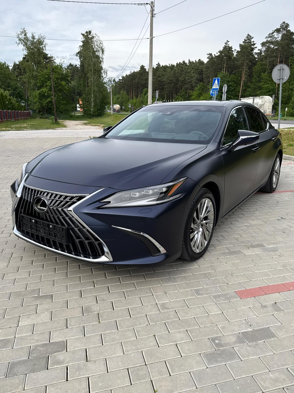 Lexus zabezpieczony matową folią PPF, drugie ujęcie