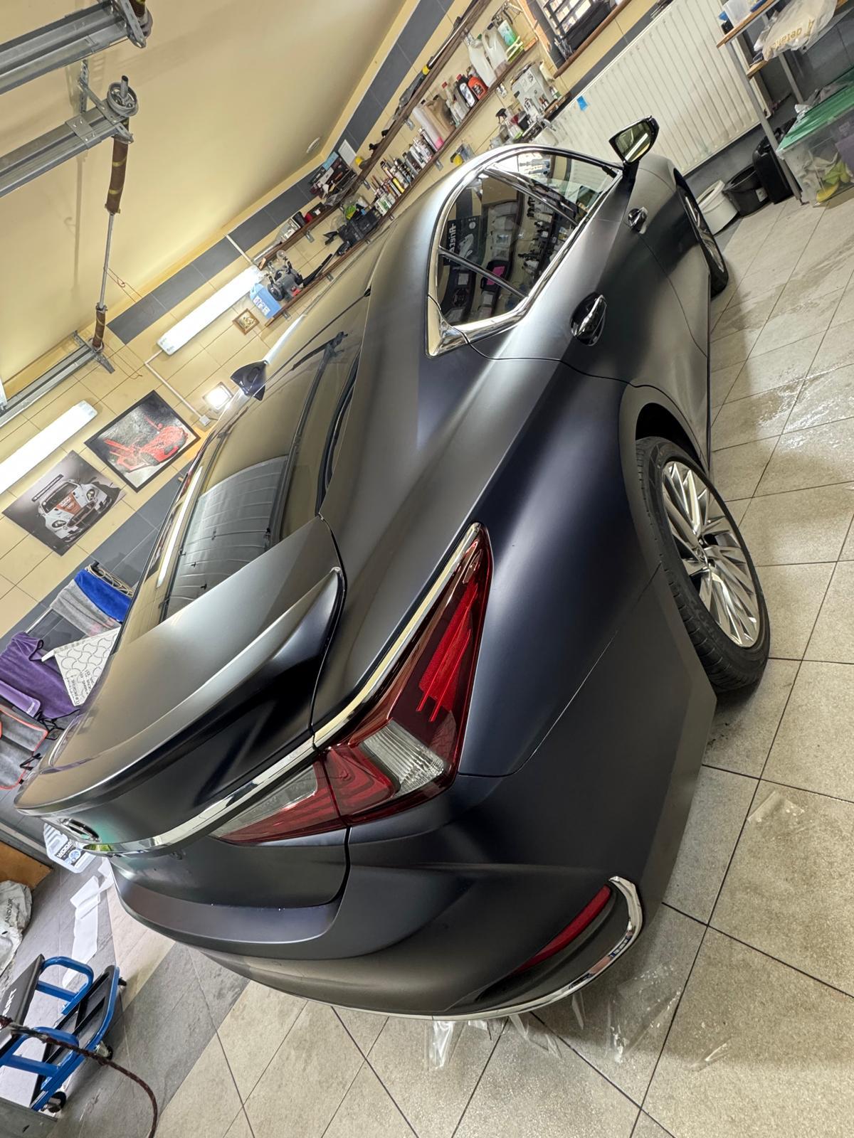 Lexus podczas aplikacji matowej folii PPF