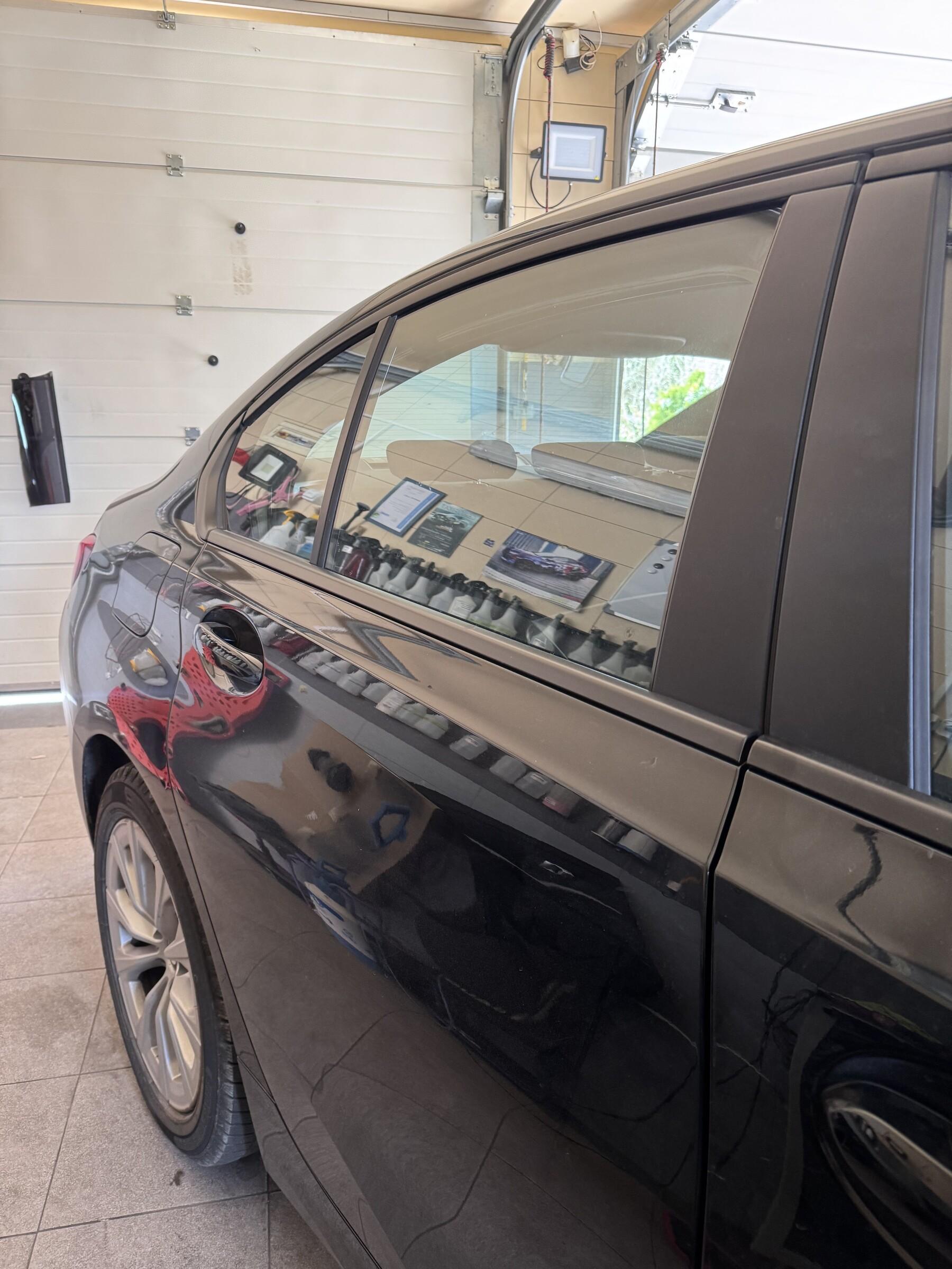 BMW sedan przed montażem folii przyciemniającej