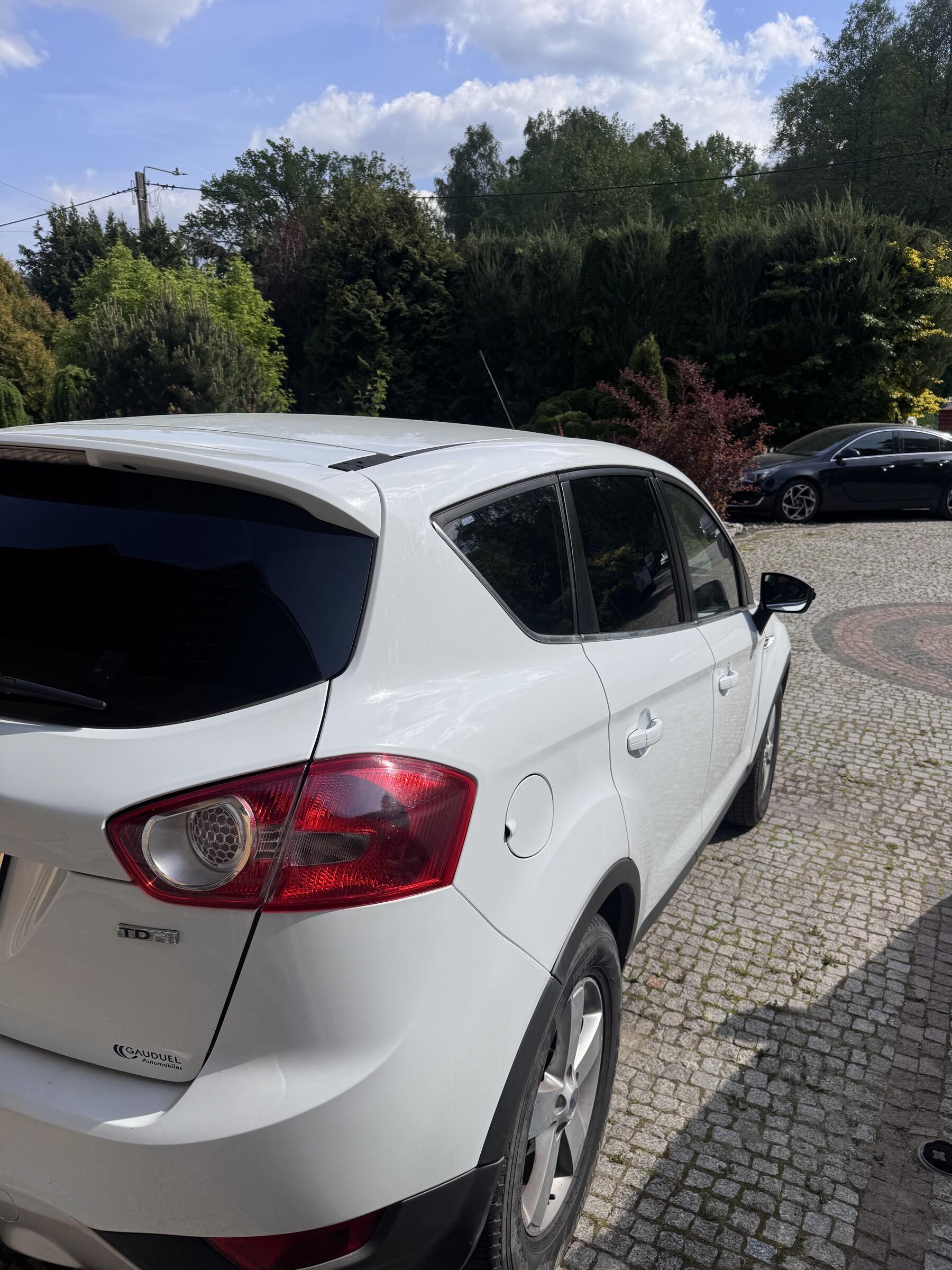 Ford Kuga z przyciemnionymi szybami