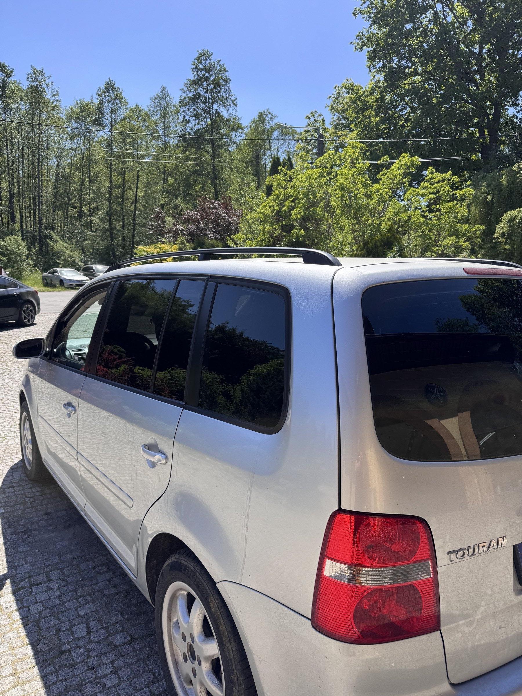 Volkswagen Touran z przyciemnionymi szybami