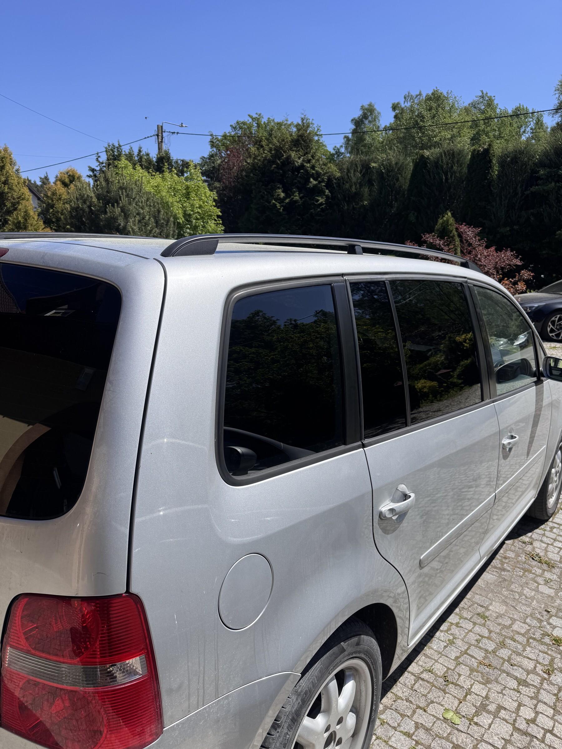 Volkswagen Touran z przyciemnionymi szybami, drugie ujęcie