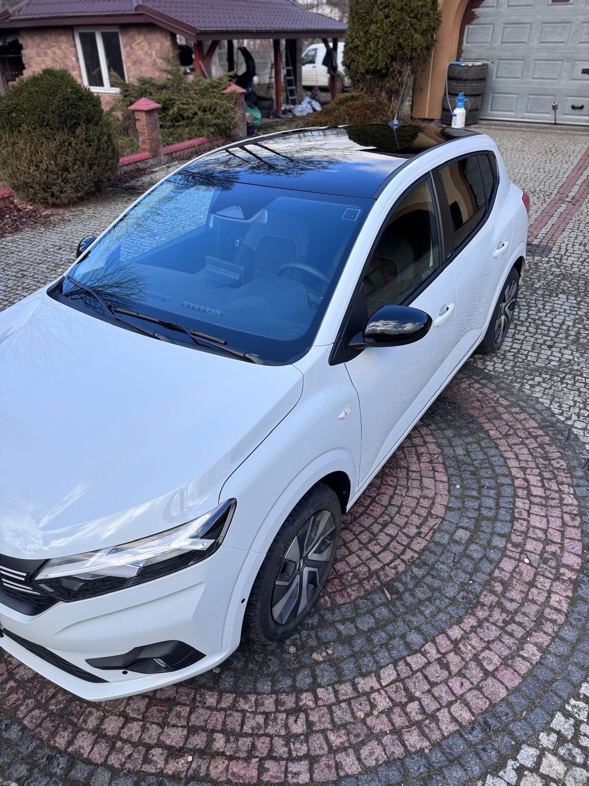 Dacia po zmianie koloru dachu folią, drugie ujęcie