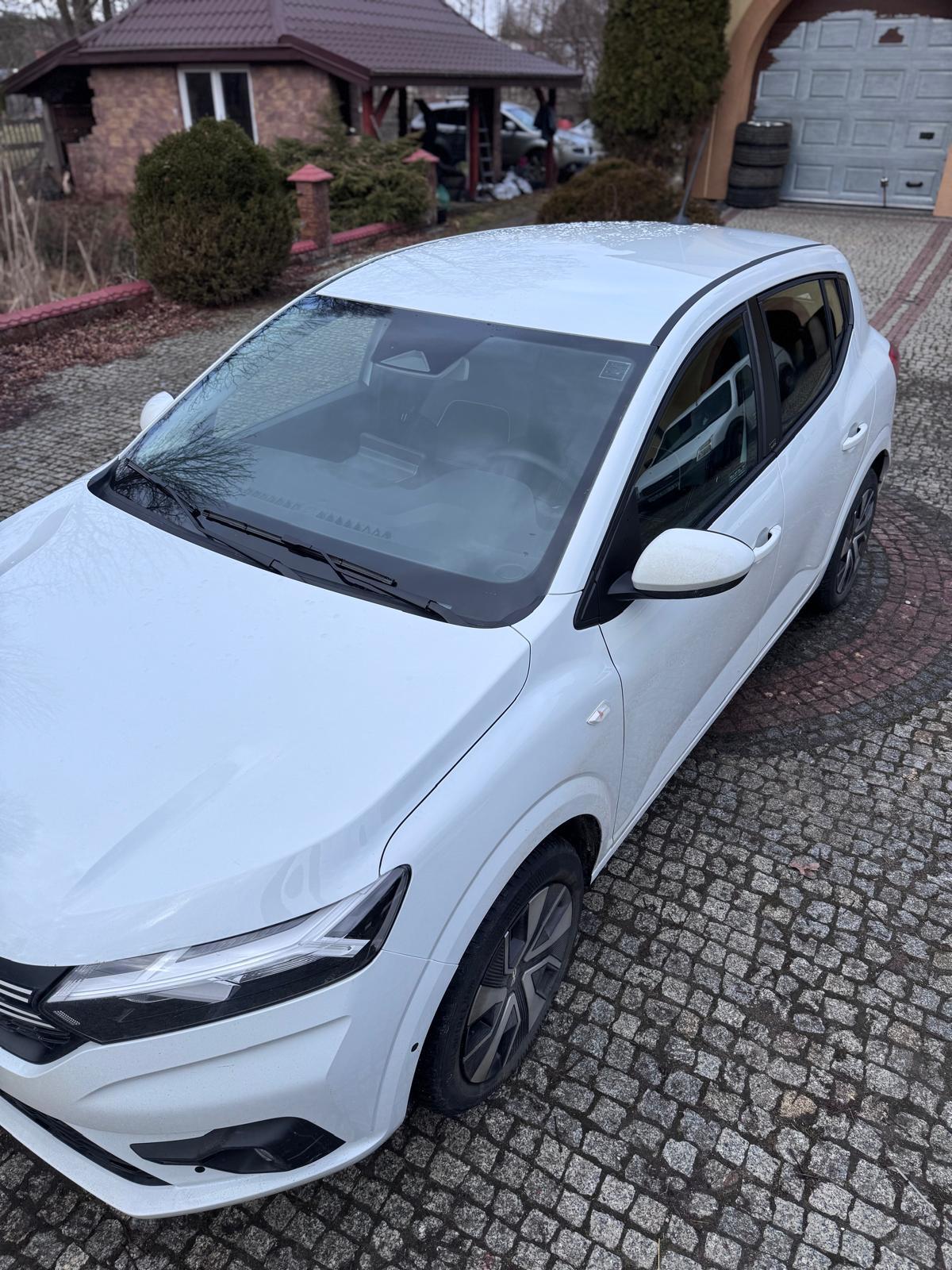 Dacia po zmianie koloru dachu folią, trzecie ujęcie
