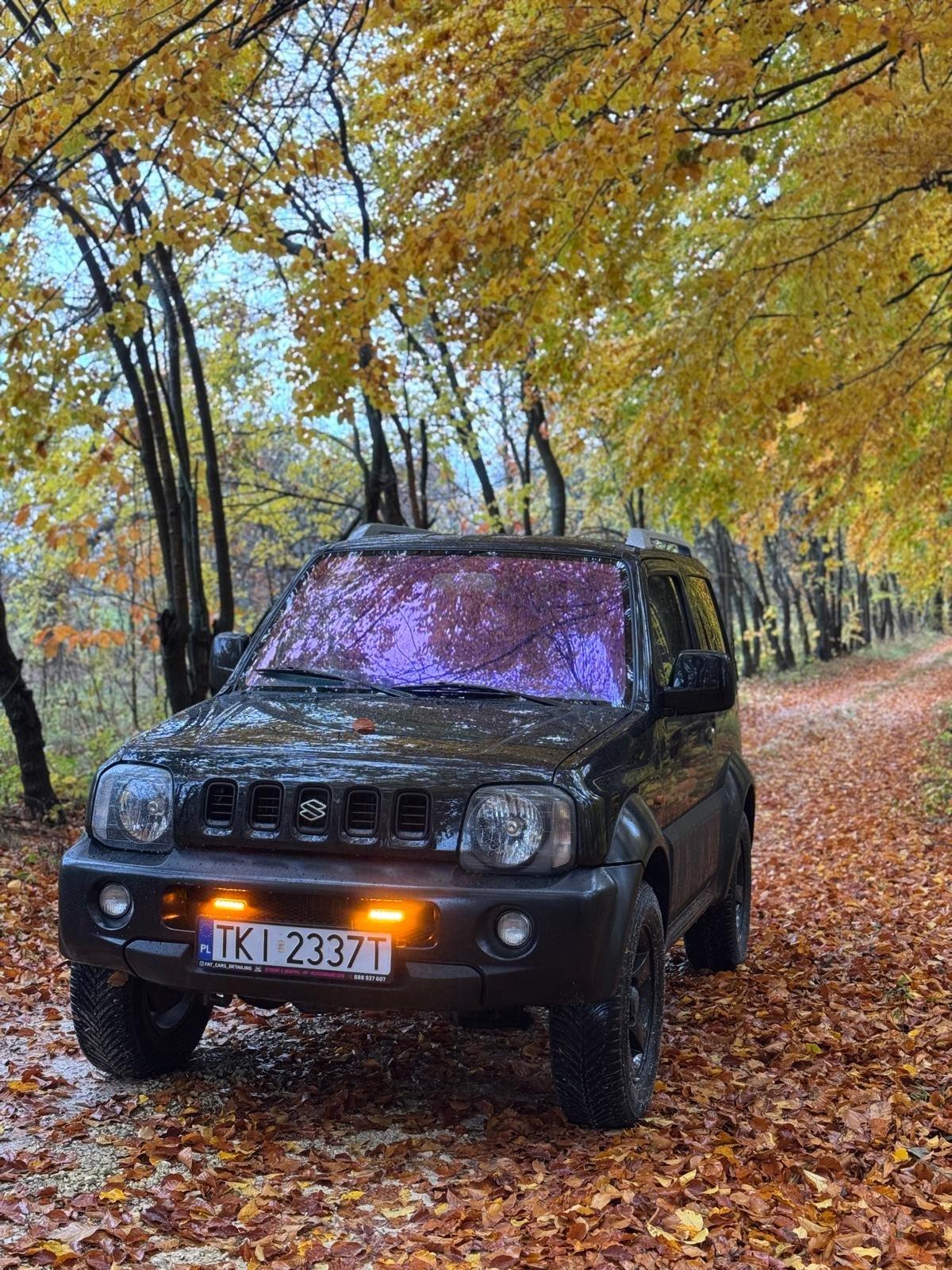 Suzuki Jimny oklejony folią Chameleon zmieniającą odcień w świetle