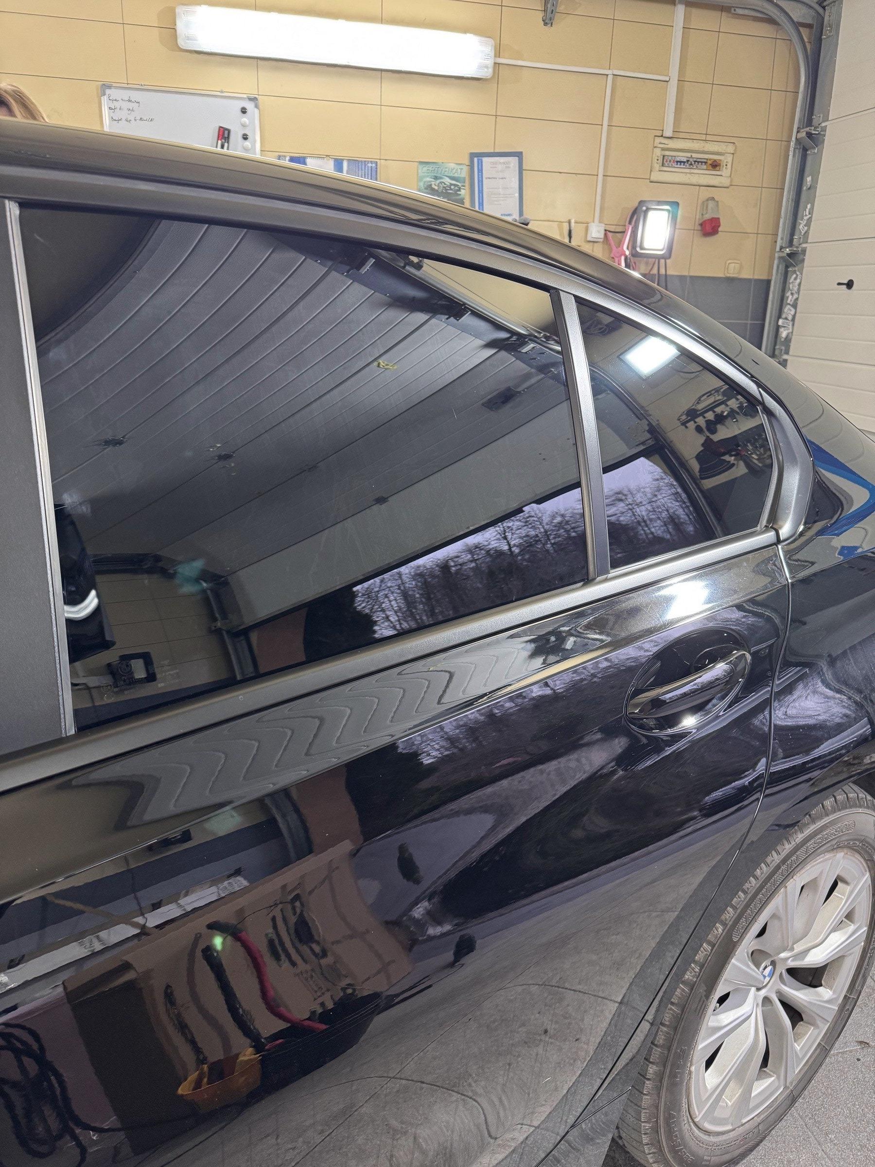 BMW sedan z przyciemnionymi szybami po montażu folii