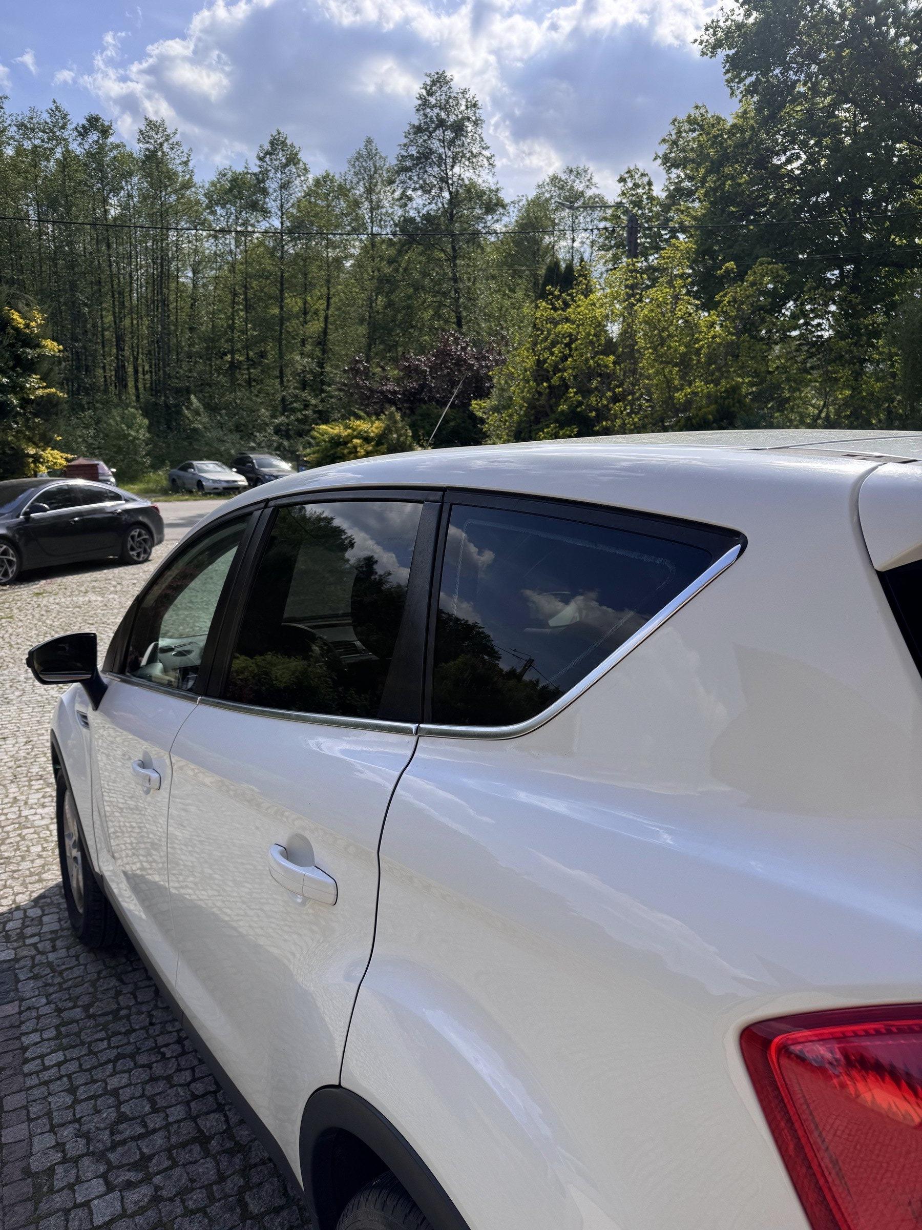Ford Kuga z przyciemnionymi szybami